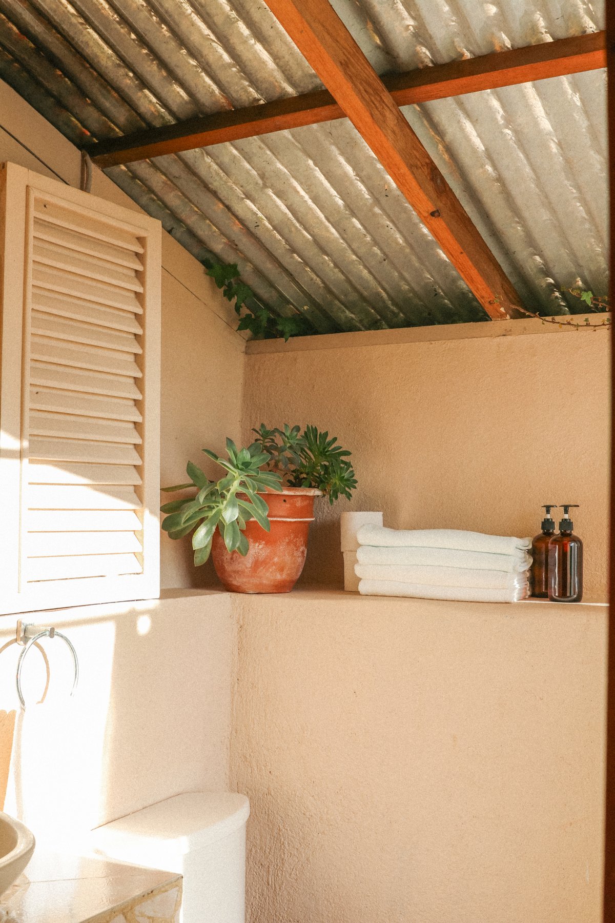 Hotel Aldea El Hato Guatemala nomad remote 61842cb2-f53a-4b84-8e1c-c3c9feee57b7_EarthLodgeAntiguaGuatemalaEcoHotelOpenAirShower.jpg