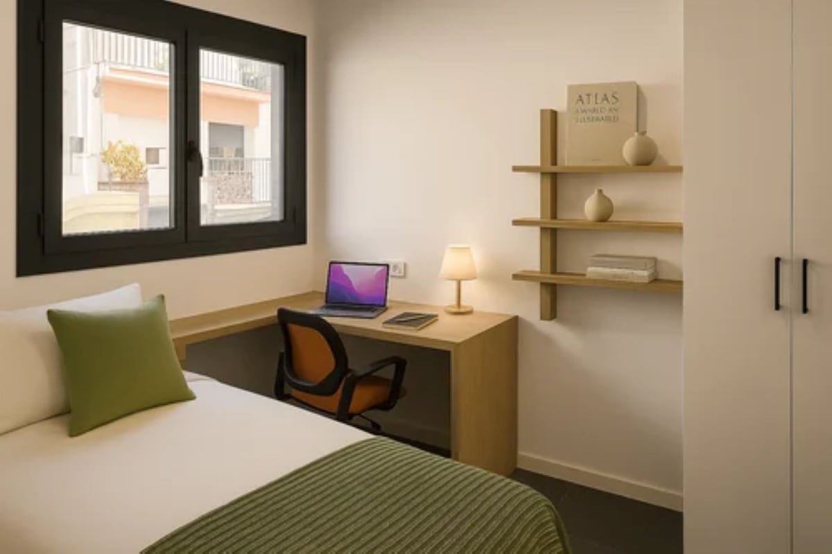 Hotel Castelldefels Spain nomad remote b1f60bcb-ea79-45ac-a32d-c4cf4d694437_Greenlivingbeddesk.jpg