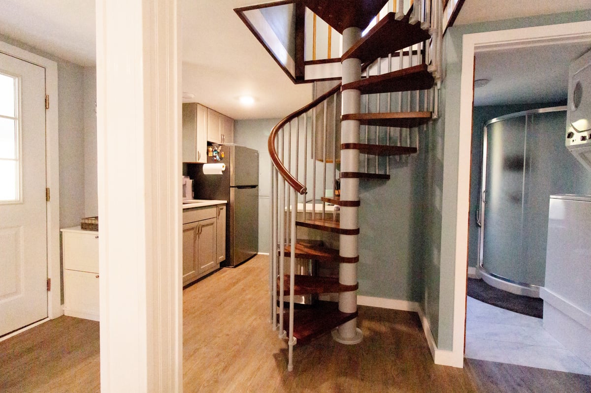 Hotel Fort Ann United States nomad remote 64e1cb42-e913-41ca-9bd6-f2ac716e3d40_KitchenBathroomStaircase.jpg
