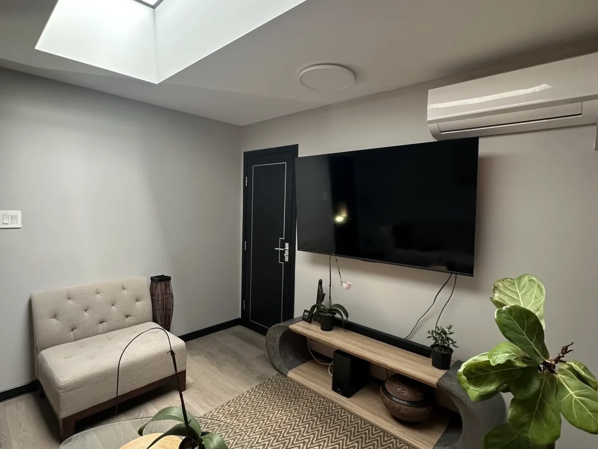 Hotel North Vancouver Canada nomad remote 3aa9b8c344fb4dd4959b4f7e8468b47f.webp