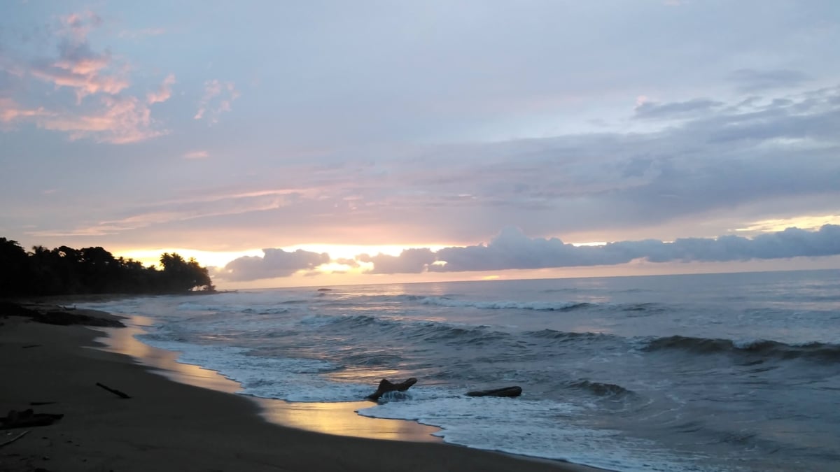 Hotel Cocle del Norte Panama nomad remote 83a73678-f4f2-4285-84e9-4b64cee9c2fd_sunsetwaves.jpg